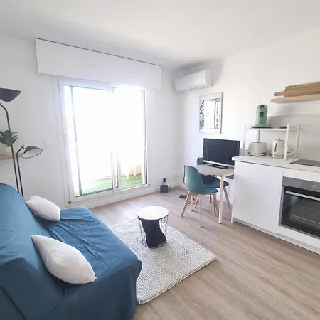 Ac With Balcony In Appartement