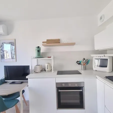 Ac With Balcony In Appartement Arcachon